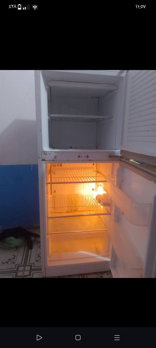 السلام عليكم ثلاجه البيع شغله  تبرد وجمد سعر 165 بيه مجا  مكان الغراف
***********
