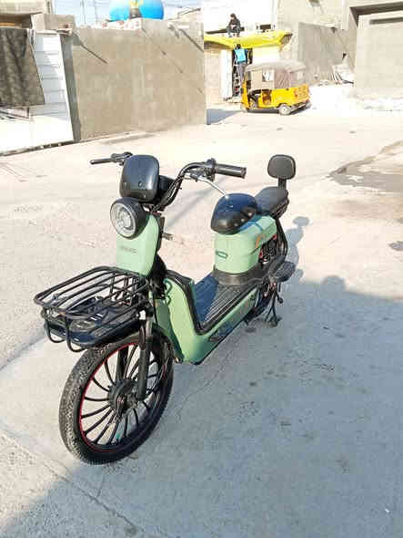 سلام عليكم دراجه شحن للبيع الدراجه5بطاريات فول مواصفات دبلات امامبه وخلفيه تشغيل عن بعد اشارت اماميه وخلفيه ودراجه نظيفه السعر 350 موديل 2024حجم 20رقم{***********}

