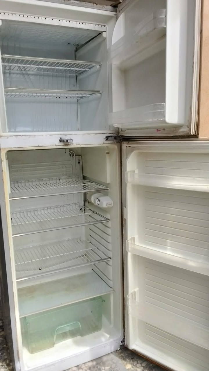 *********** ثلاجه شغال على الفحص تجميدها فول 16قدم لسعر170 بغداد مدينه الصدر يوجد توصيل
