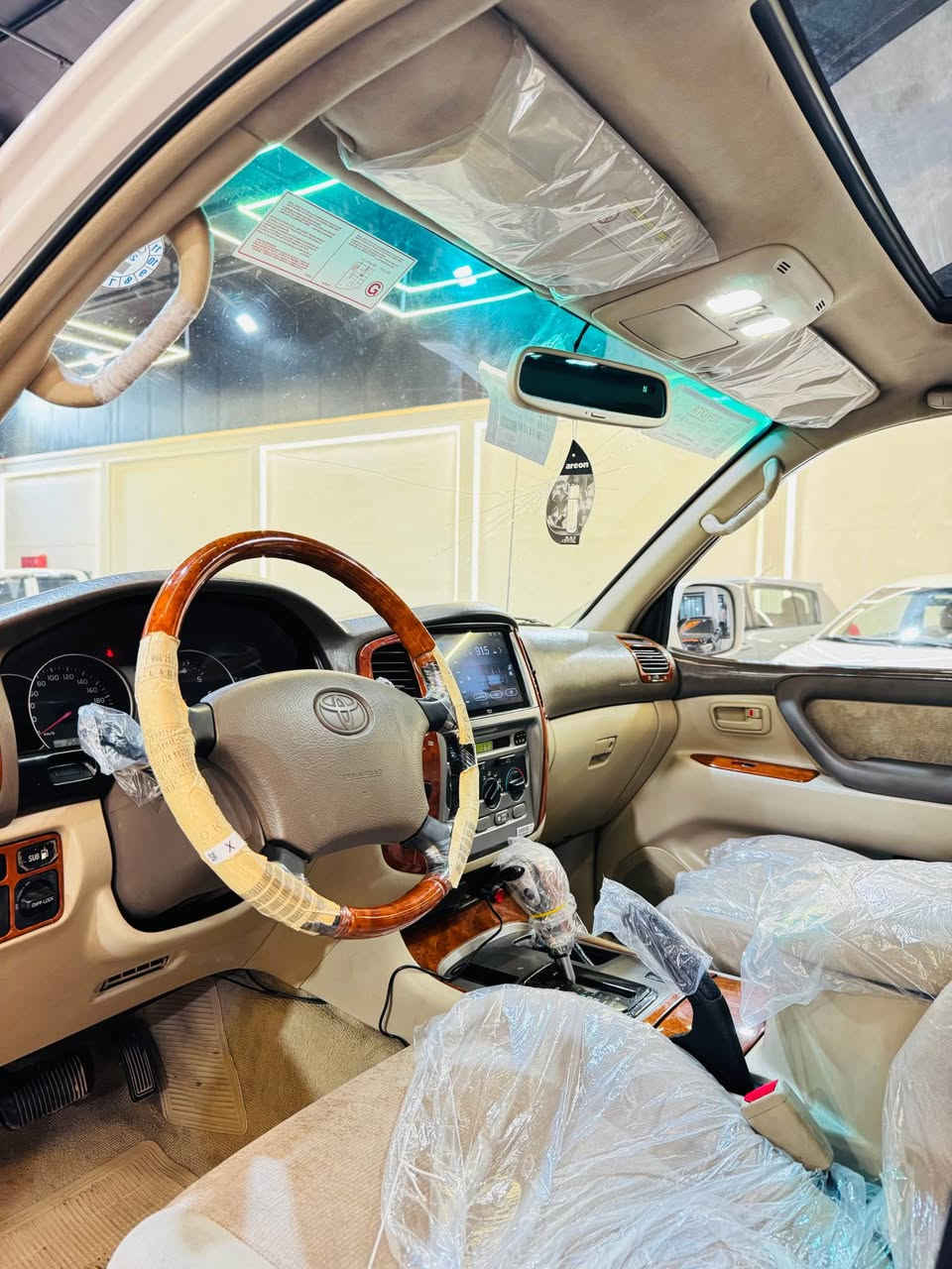 تۆیۆتا لاندکرۆز مۆدێل ٢٠٠٦ مواسفاتGXR ی فوول فوول 6پستن سەیارەکە زۆر جوان مایتەوە خاوێن و لۆکە هەمو شتی لەسەر بیلادیە مواسفاتی سلاید ناوزەرد و فۆرمیکا و تۆماتیک و سەلاجە و سێ ریز کوشن و  شاشە گەورە زۆر مواسفاتی تر سەیارەکە بێ بۆیاخە هیچ هیچی پێوە نیە گیر و مەکینە و اکسلی بەشەرتە یەک دینار مەسروفی تێدا نیە بۆ زانیاری زیاتر *********** ناونیشان کۆیە كويسينجاك, أربيل
