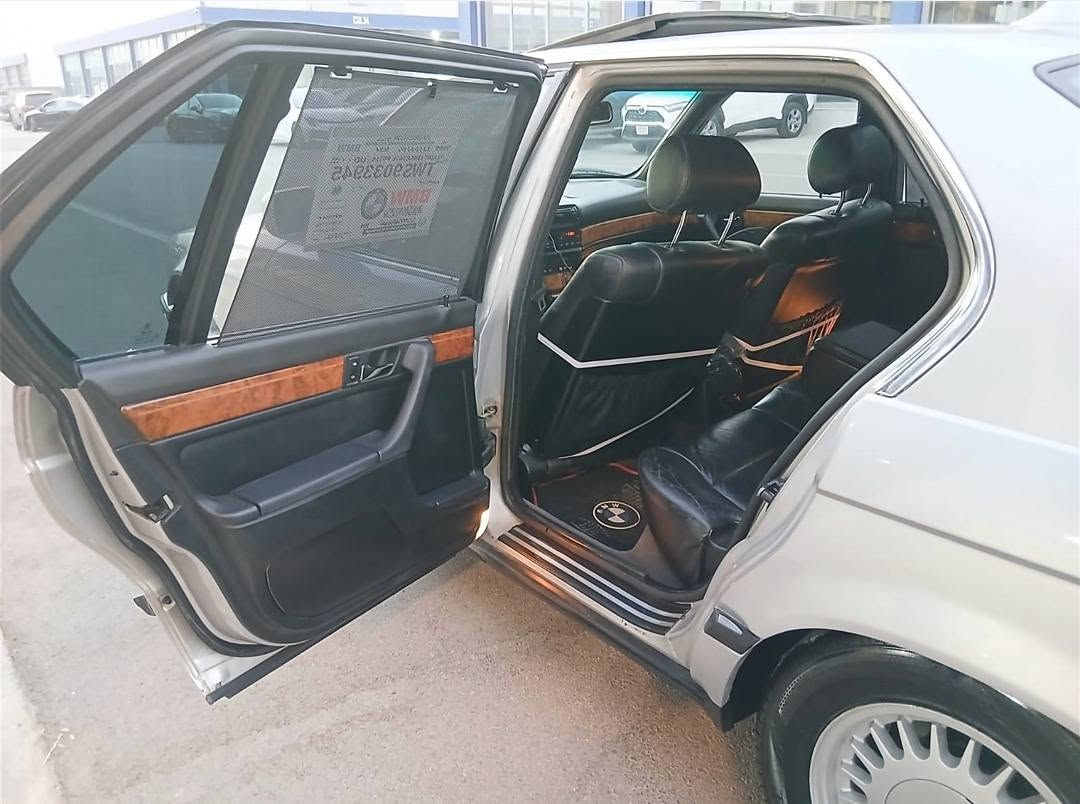 السلام عليكم        BMW
موديل 1993 حجم 730i  محرك 6 سلندر لون رصاصي دبل جام دبل لحية مواصفات M فتحة سقف تحكم ستيرن كشنات جلد تحكم كهرباء تحديد سرعه

فول مواصفات M فول نظافة
فقط 3 قطع صبغ الباقي كلشي بشرط رقم دهوك تحويل بشرط كفالة عامة 

السعر : 93 ورقة وبيها مجال مكان دهوك للأستفسار
واتساب : ***********
