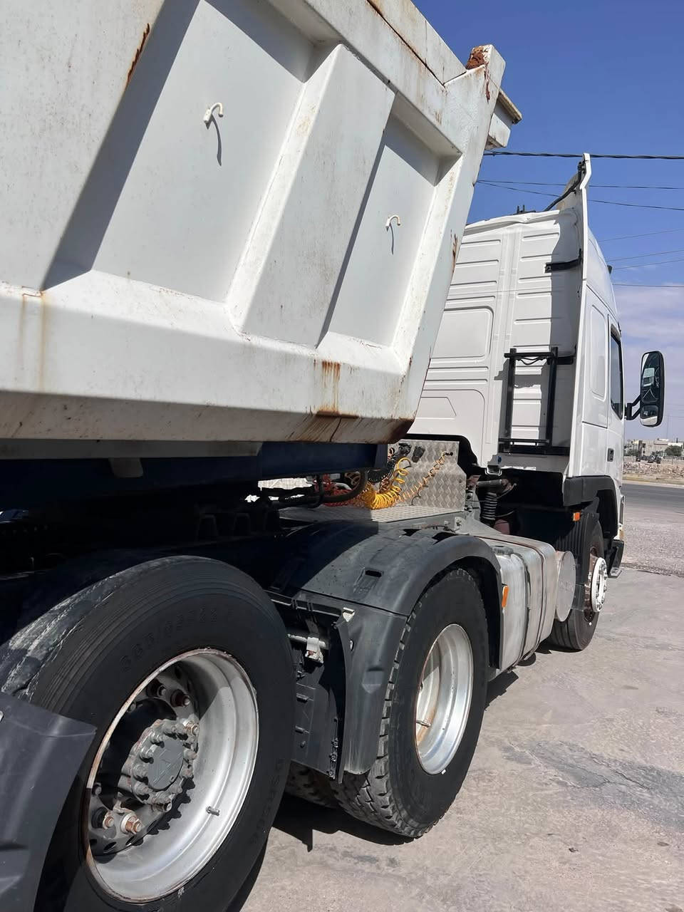 فالفو FM12 راس تريلة شخاطة سنكل خلفي
موديل 2002
رقم أربيل  شرط تحويل 
كير 3*3 
نساف 3 محور دبل تاير 
عاربانة مربوط مع نساف 
سيارة جاهز للشغل 

قمارة بدون صبغ 

سعر 250 ورقة 
مكان سيارة بكركوك معرض وسام 
للاستفسار الاتصال على 
***********
