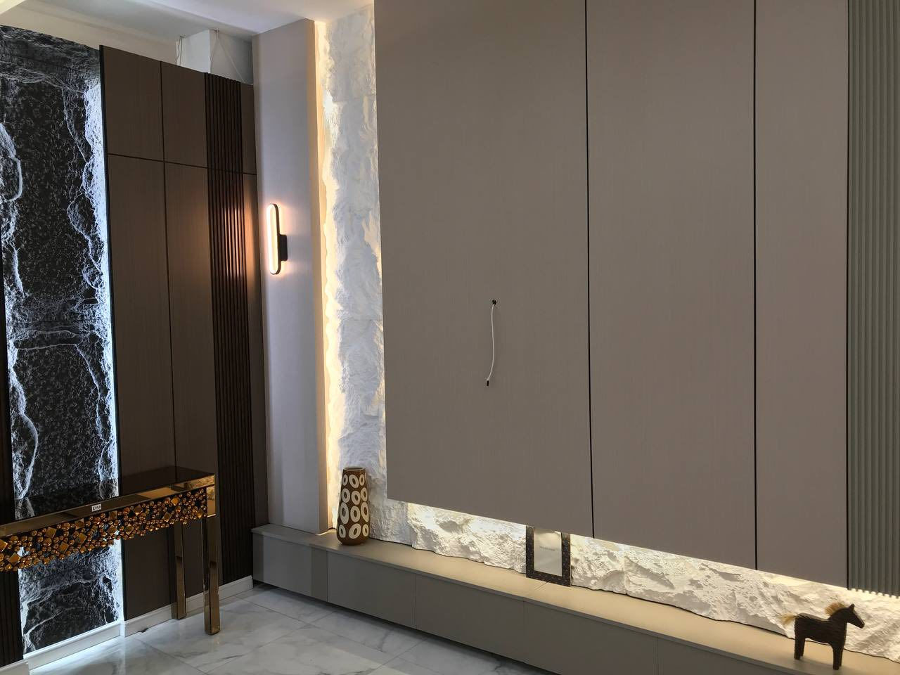 جانب من اعمالنه ديكورات سقف مغربي وجدار انواع احداث موديلات عمل درجه اولى بيه ضمان عرض جديد فتره محدده سعر مناسب كلش مواد تركي 
سقف مغربي 
سقف ثانوي 
سحبات 
صبغ داخلي 
حفر لينر 
ديكور بلازما 
***********
