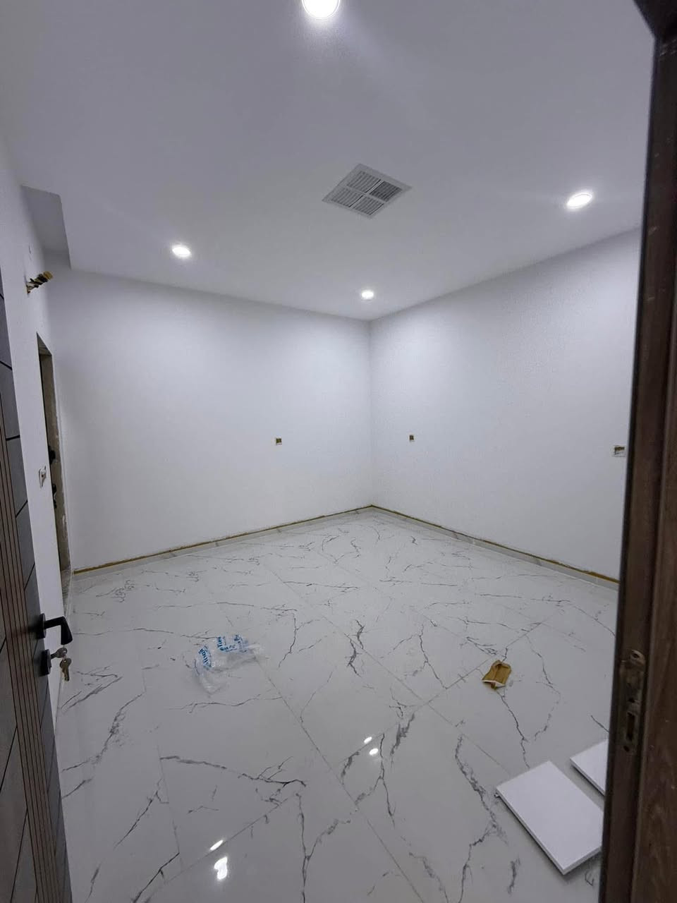 دار - 100 م مربع - طريق بغداد طابو صرف🔔

الموقع : طريق بغداد - حي المعلمين - قرب الابنية المدرسية📍

المساحة : 100 م مربع - الواجهه 8.5

جنس العقار : طابو صرف ⚖️

يحتوي طابقين بناء حديث صفر نظام دكت - مغربي - غاز - كاميرات - نوافذ المنيوم - ابواب تركي - واجهه فلين - محجرات المنيوم 

استقبال - مطبخ - هول - 3 غرف نوم - مجموعتين 

••••••••••••••••••••
: يرجى الاتصال ع الارقام التاليه

 ***********📞
***********📞
للمزيد من المعلومات مراجعة
 عقـارات الأبـــــــــــــرار  
حي الواسطي. مقابل المواد الغذائية 
* نستقبل جميع عروضاتكم السكنية 🏠 والتجارية 🏡 بكافة مناطق كركوك  
.......................................
ملاحظة نتعامل بالعقارات الطابو صرف فقط
