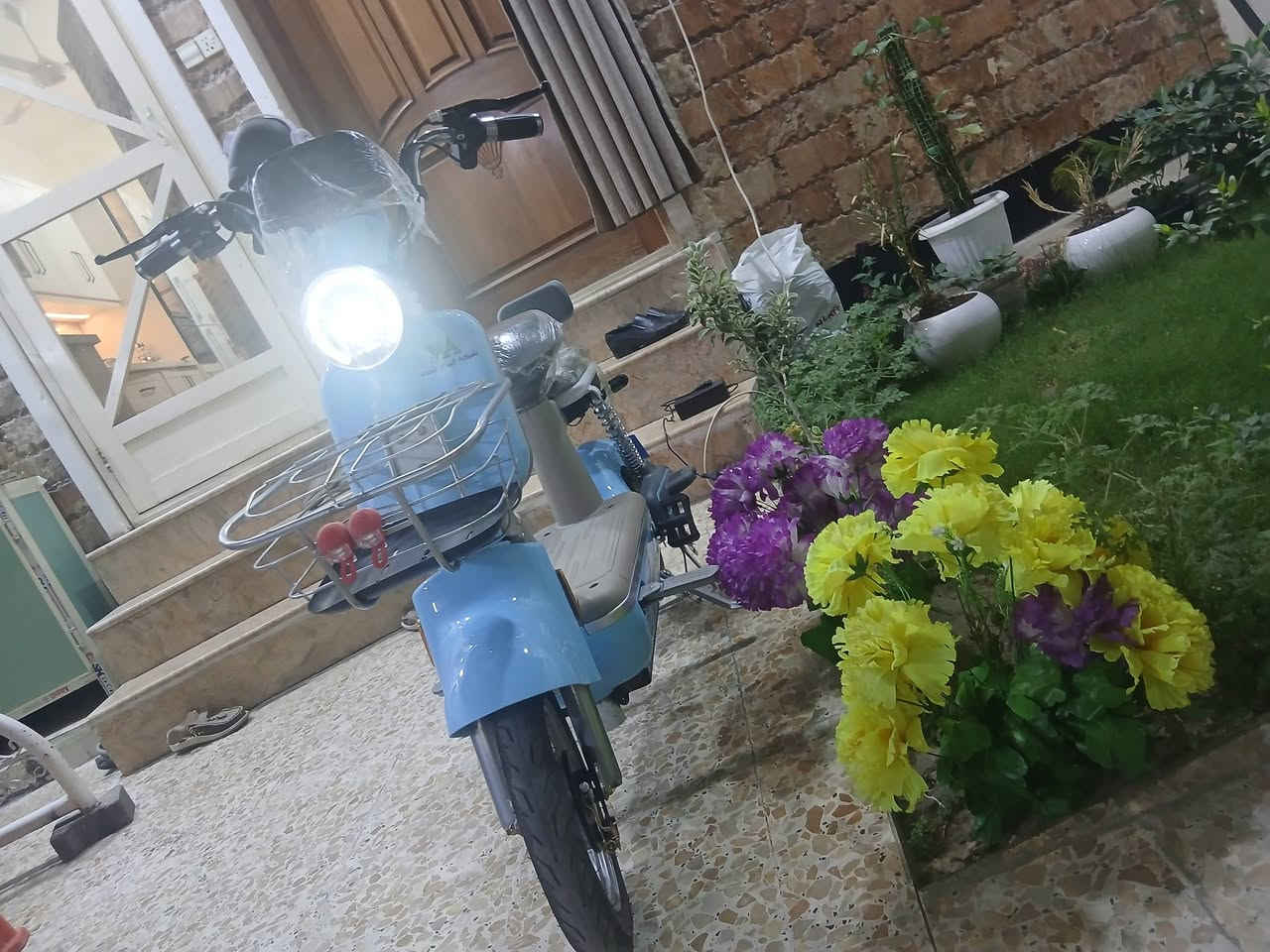 سلام عليكم دراجه شحن للبيع شركه البيداء السعر 350الف قفل دراجة جديدة معا 2بصمة 2كارت تشغيل 2سويج 2مفتاحقفل تاير الخلفي تواصل معي /***********
