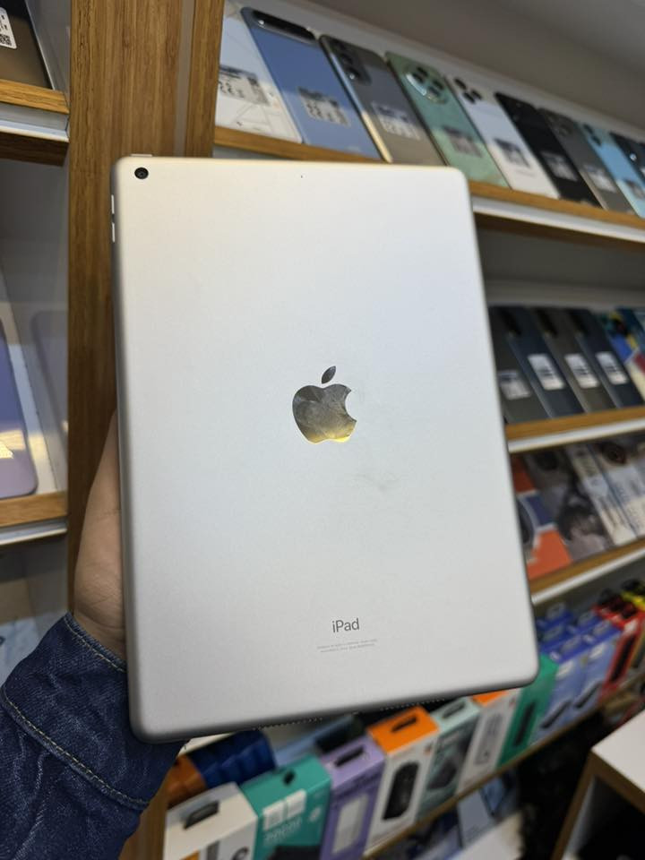 ايباد 9
ذاكرة 64 
بطارية 88 
نظافة 100‎%‎ كامل ملحقات
***********
