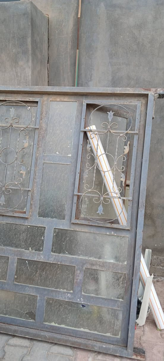 باب مطبخ وباب مدخل وباب سلايت خارجي 
وشباك للبيع للتواصل الاتصال على الرقم 
***********
