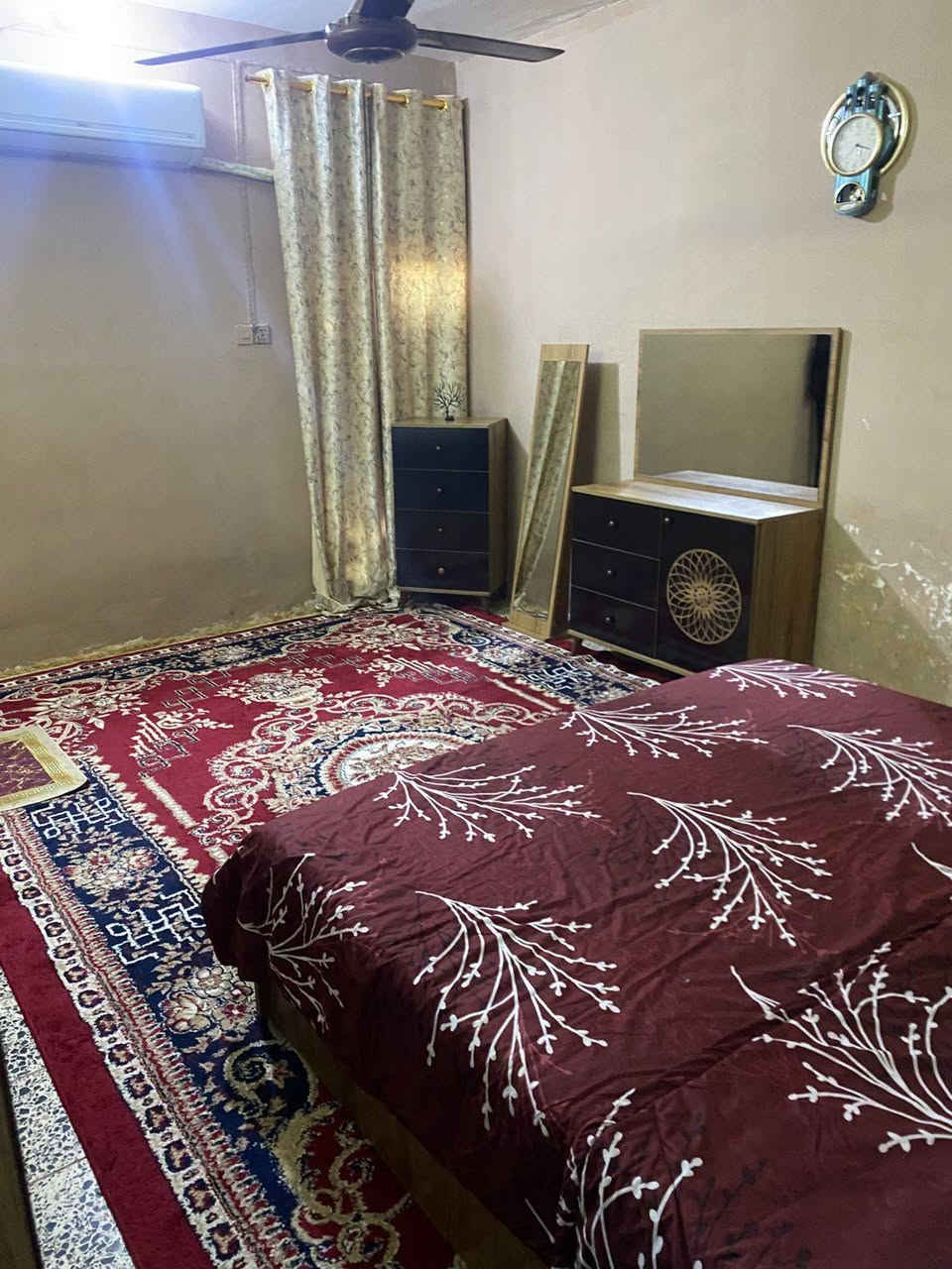 #بيت_للبيع 

  🌍 الموقع  / حي الجبيريه ألاولى 
  📍 خلف طيبه مول 

  📐 المساحه  / ( 300m  ) طابقين 

  🏠 #ركن_صاد_على_ساحه 

  _ موقع راقي جدا 💯  _ قريب على الشارع العام 
 
 💠 يتكون من أربع 4 غرف نوم 
                      وصاله واسعه ومطبخ 
                            وحمام داخلي وخارجي 
                               وكراج كبير وحديقة واسعه 

  💰 السعر مناسب للشراي  ( لمعرفة السعر ارسل رقم  ( 1 ) 
        ■■■■■■■■■■■■■■■■■■■■■■■■
           للإستفسار أكثر يمكنم التواصل عبر رقم الهاتف 
                ☎️ ( ***********  )☎️ أبو سيف 

          🙋‍♂️ #أعرض عقارك يمنه وأنته مرتاح بالبيت 🏡
                      وحنه نهتم بالبيع والترويج 

📍 #العنوان_الضباط_الثانيه  📌 مقابل #شارع_ألفين  .
