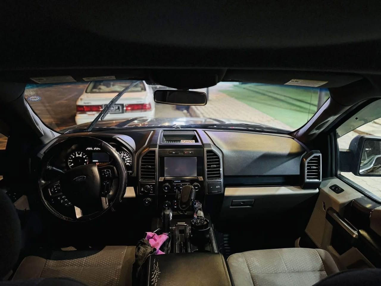 🏁 Ford F-150 Model 2018 (EcoBoost)
تایبەتمەندییە تەکنیکییەکان:
• مەکینە: 3.5 لیتری Twin Turbo (توین توربۆ) - زۆر بەهێز و بێ کێش.
• گێڕ: 10 گێڕی کارەبایی (گێڕ لە ئەرز) - گۆڕینی خێرا و نەرم.
• سیستەمی پاڵنەر: دەبڵ ئەکسل (4x4) - ئامادە بۆ هەموو جۆرە ڕێگەیەک.
• ڕەنگ: ڕەشی بریقەدار (Black Edition).
تایبەتمەندییەکانی ناوەوە و ئارامی:
• شاشە: شاشە گەورەی ئەسڵی (تەچ) لەگەڵ سیستەمی زیرەک.
• شەغال: کارپێکردن لە دوورەوە (Remote Start).
• کوشنەکان: کارەبایی + سیستەمی هیتەر (گەرماوگەر).
• ئاوێنەکان: دژە فوول (Auto-Dimming) بۆ پاراستنی چاو لە ڕووناکی بەهێز.
دۆخی جەستە (Body Condition):
• بۆیاخ: تەنها دوو پارچە (بۆنیت و جەمەلەخ) بۆیاخە. بێناو گرتن سەیارەکە بەکلین داخڵ بووە
ژمارەی ساحبی ***********
*********** السليمانية, العراق
