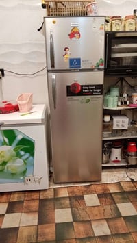 ثلاجة • ١٤ قدم • مستخدمة قليلاً