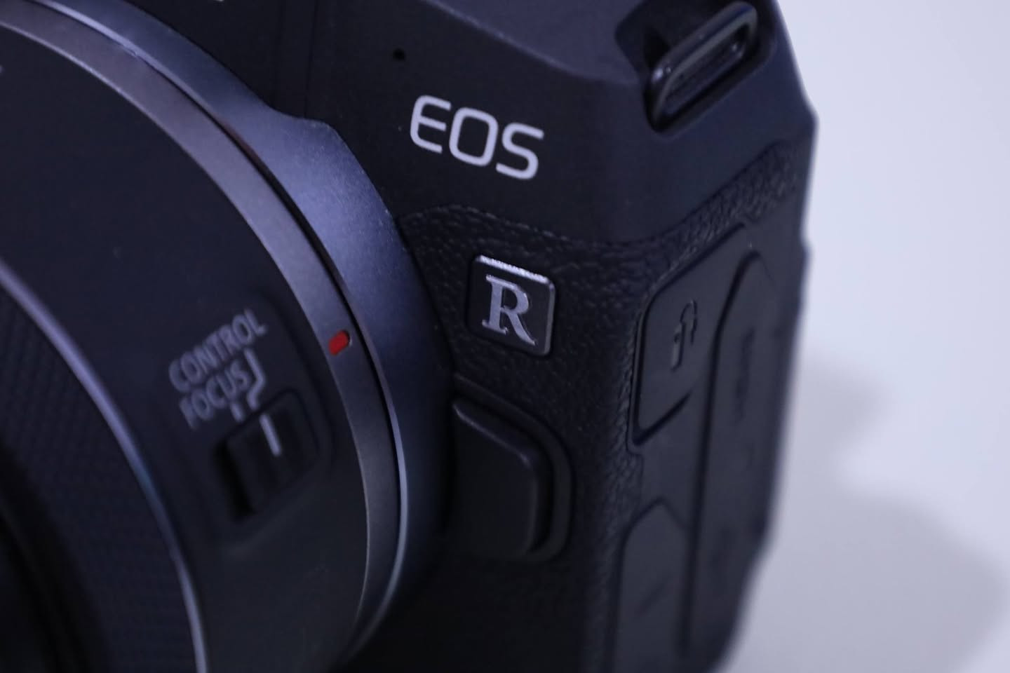 📸 Canon EOS RP Mirrorless + RF 50 mm f1.8 STM
كاميرا ميرورلس Full-Frame خفيفة وقوية، مثالية للتصوير الاحترافي وصناعة المحتوى 🎥

✨ المميزات:

• مستشعر Full-Frame يمنحك جودة صورة عالية وتفاصيل دقيقة

• تصميم خفيف وسهل الحمل للسفر والتصوير اليومي

• تركيز تلقائي سريع ودقيق بميزة تتبع الوجه والعين

• تصوير فيديو 4K بجودة ممتازة

• عدسة RF 50 mm متعددة الاستخدام (تصوير عام – بورتريه – سفر)

• أداء ممتاز في الإضاءة الضعيفة

🎯 خيار رائع للباحثين عن جودة Canon بسعر عملي

الكاميرا جديد كارتون مستخدم مرتين فقط 

- السعر 1,250,000 مليون و 250 ألف 

  

‎للأستفسار الاتصال على

 ***********

***********

‎🚖 توصيل لكافة المحافظات🚖 

‎
