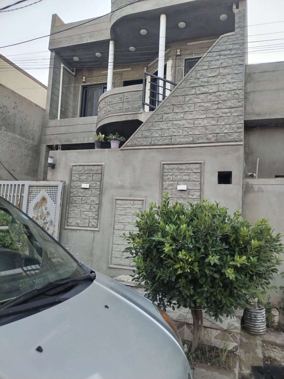 دار لايجار ١٠٠م طابقين درج خارجي الطابق الاول كراج استقبال غرفه نوم مطبخ صحيات الطابق الثاني مطبخ غرفه نوم استقبال العنوان حي الواسطي قرب جامع المؤمن لاستفسار الاتصال على الرقم *********** او مراجعه مكتب فراس البياتي للعقارات
