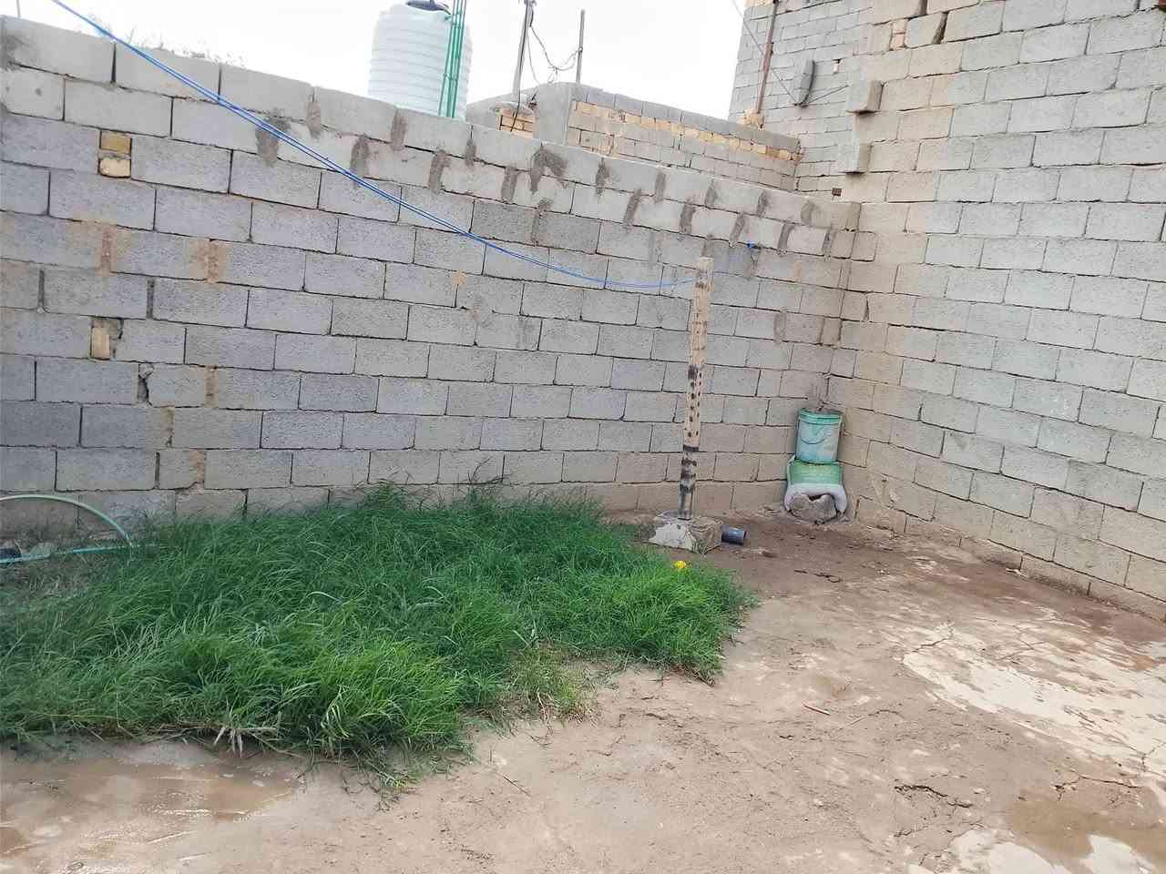 دار لبيع مساحه  130م متكونه من غرفه 6في4 وصاله 7في 4 ومطبخ 4في 3 وديوانيه نقص بعده مامبنيه  6في 4 العنوان حاوي العباس خلف شارع الوارد يبعد عن تبليط تقريب 40متر كافت الخدمات متوفره سعر27 ........***********
