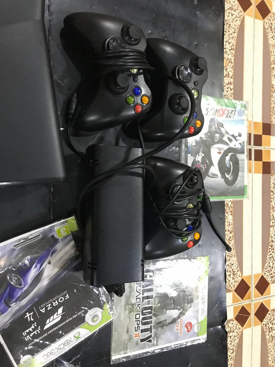 سلام عليكم للبيع اكس بوكس 360 جهاز ماشاء الله كلش نظيف وشرط 3 يدات وياه نظيفات وشغلات ومكان القرص يشتغل فول نظيف و 3 اقراص وياه للتأكيد بيها 17 لعبة وكلهن شغالات وشرط مايصفن الجهاز بل عافية عل يأخذه مكاني كركوك رقم موبايل *********** سعر 115 وبي مجال قليل كركوك, العراق
