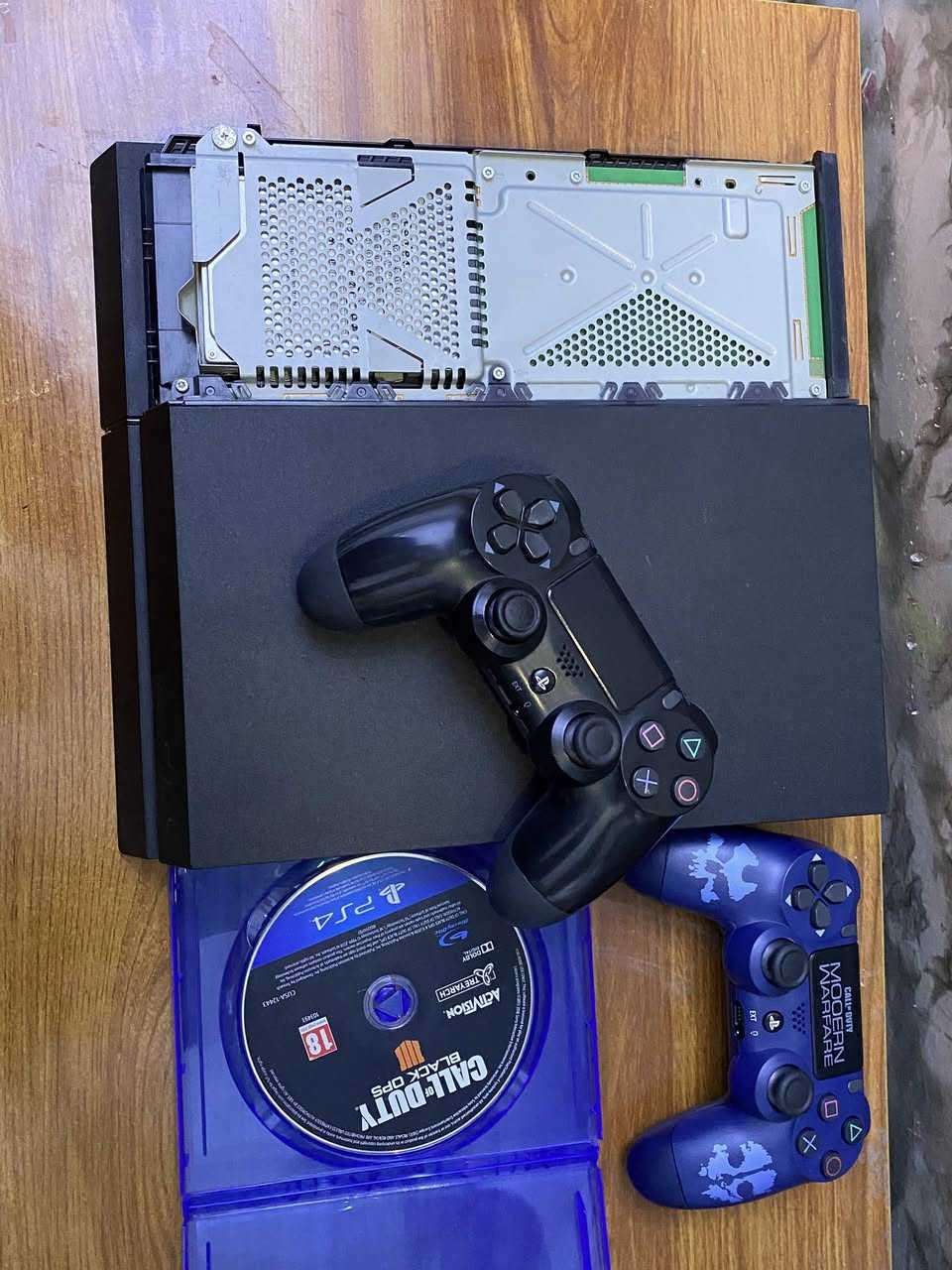 للبيع بلي فور فات اون لاين نضام ١٣ ويا جوستكات العدد ٢ وحده منهن اصليه ويا قرص بلاك اوبس كامل ملحقات الجهاز لوك استيكر ما مفتوح السعر ١٩٠ التواصل خاص الرقم *********** بيه وتساب هاذا الرقم
