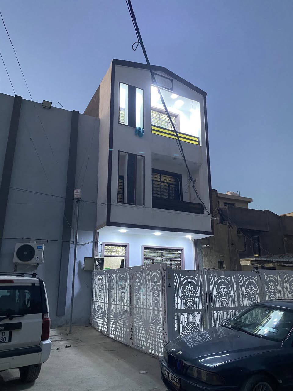 � فرصة سكن ممتازة للموظفين – بيت معزول ومرتب بحي الزهور 📢
باقي فقط 3 موظفين محترمين ومرتبين حتى نكمل العدد ونصير 6 أشخاص ✨

🏠 مواصفات البيت:
▪️ 3 طوابق
▪️ صالة كبيرة ومريحة
▪️ 3 غرف نوم كبيرة (بكل غرفة شخصين فقط)
▪️ 2 حمام
▪️ مطبخ كبير ومعزول
▪️ سطح
▪️ البيت مرتب وهادئ ومناسب جداً للموظفين

📍 الموقع:
حي الزهور – يبعد 30 متر فقط عن الشارع العام المؤدي إلى جسر الإسكان

💰 التكاليف:
الإيجار + المولد + الإنترنت
فقط 155 ألف دينار شهرياً على كل شخص 🔥

💵 الدلالية:
125 ألف فقط لأول شهر

البيت نظيف وموقعه ممتاز وقريب من الخدمات، والعدد محدود، فالجاد يراسلني واتساب 
***********
