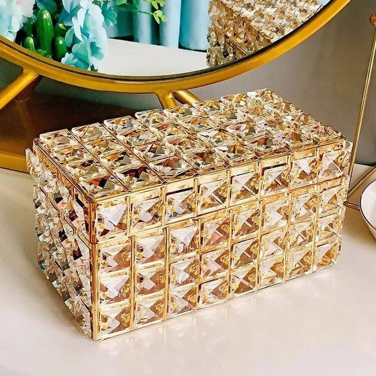 السلام عليكم ✨
للبنات ومحبات الأناقة، توفرت عدنا حافظة المجوهرات الفخمة بتصميم كريستالي راقي يخلي خواتمچ وأساورچ وأقراطچ مرتبة ومحفوظة بمكان واحد. 💎
شكلها أنيق وتعتبر قطعة ديكور مميزة للتسريحة أو غرفة النوم، وتضيف لمسة فخامة لأي مكان.
📦 متوفر جملة ومفرد
🚚 التوصيل لكل محافظات العراق
📲 للحجز والاستفسار: ***********
