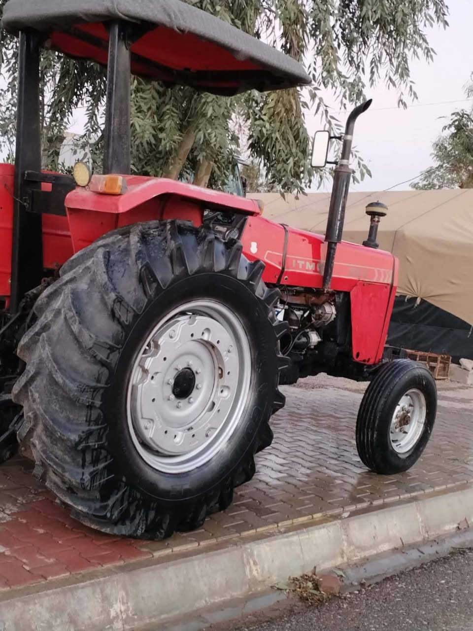 تنكتر ايراني للبيع موديل 2012 جاهز محرك كير بل شرط الوكالة والتحويل ***********
