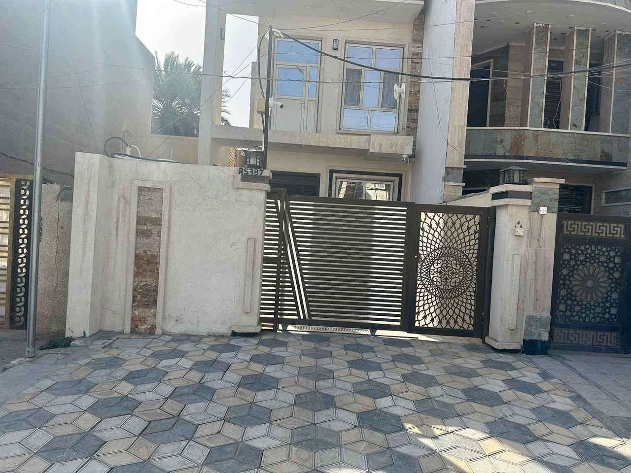 بيت للبيع المساحة ١٦٢ متر جبهه ٥،٤٠ م والنزال ٣٠ متر يحتوي على استقبال سويت ومطبخ وهول وغرفة نوم وحمام . الطابق الارضي مرمر عماني الطابق الثاني ثلاث غرف نوم جميعها سويت بناء عام ٢٠٢٣ للبيع الاتصال على الرقم *********** الاستقبال جبسن بورد والغرفة التي فوق الاستقبال بنفس المساحه ايضا جبسن بورد البيت مدخلين مدخل الى الاستقبال ومدخل الى المطبخ الموقع خلف الملجأ زقاق ٢٣ محلة  ٦٣٦ يعني مجموع غرف البيت ٤ واحدة في الطابق الارضي وثلاثة في الطابق الثاني مع بيتونه جزء منها مخزن مزود ب٢ تانكي ماء و٢ كيزر واحد للطابق الاول والاخر للطابق الثاني
