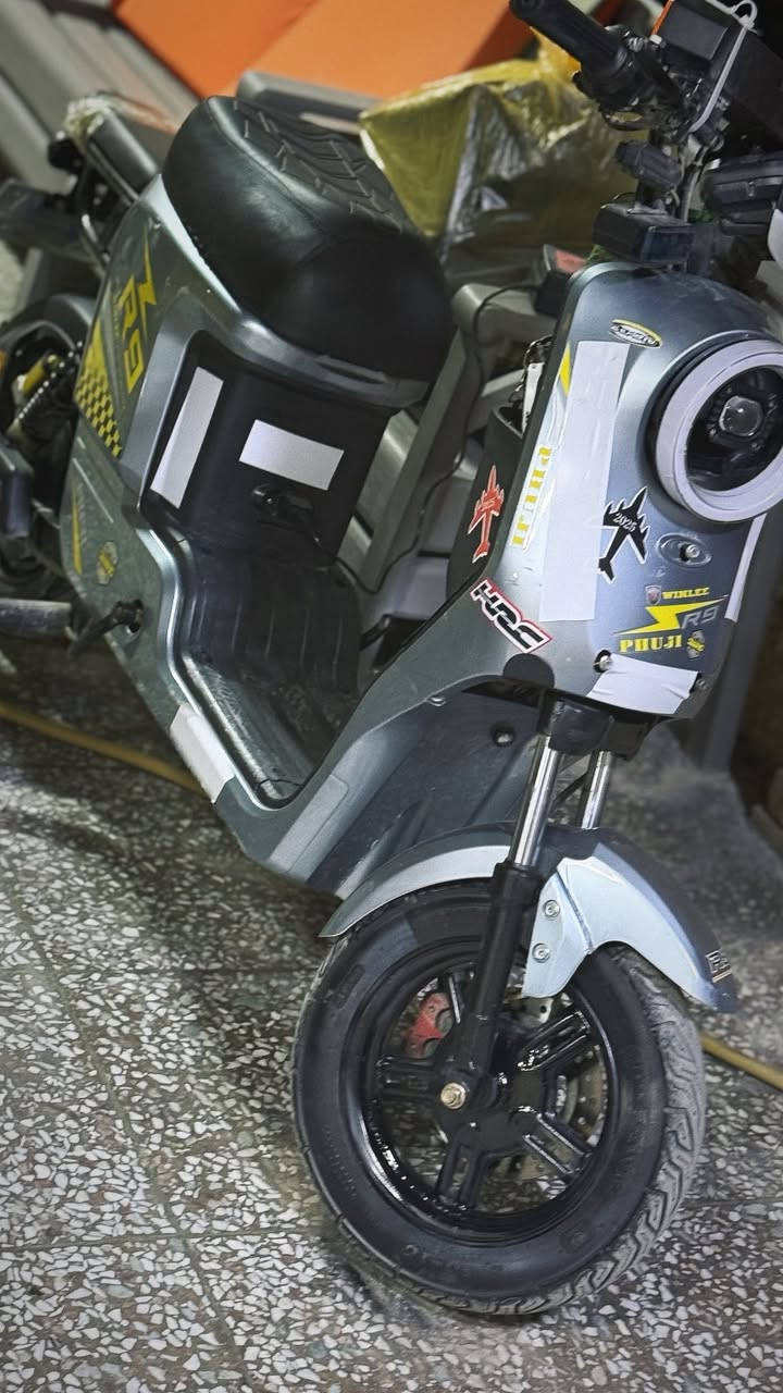 ⚡️ للبيع: دراجة شحن R9 -موديل 2025 الجديد ⚡️
النسخة الأقوى والأسرع

الدراجة بحالة الزيرو (جديدة)

العنوان (المكان): بغداد 

🛠 المواصفات الفنية والأداء:

السرعة القصوى: 109 كم/ساعة (حقيقية).

نظام القيادة: 4 سرعات مختلفة + خاصية الرجوع للخلف (بگ).

البطاريات: طقم 5 بطاريات ونلي (60V / 32A).

الحجم: 300-10 (أكبر حجم متوفر).

نظام الكبح: بريكات دسك هيدروليك (أمامي وخلفي) لأمان عالي.

الإطارات: تيرات جوبلس (Tubeless) مع ويل كب مميز.

الإضافات والرفاهية:

التصميم: لون أسود ملكي مميز (حتى الويل باللون الأسود).

التحكم: تشغيل عن بُعد (بصمة)، مفتاح وكارت لمس (NFC).

الشاشة: شاشة رقمية ذكية لعرض (السرعة، المسافة، مستوى الشحن، وكشف الأعطال).

الإضاءة: نظام LED متكامل (نهاري، ليلي، إضافي، وخلفي) مع دبل إشارة.

الأمان: جهاز إنذار ضد السرقة + قفل التاير الخلفي + قفل السرج والبطارية.

نظام تعليق مريح (4 دبلات: 2 أمامي و 2 خلفي).
 السعر:
420الف

📍 المكان: بغداد 

📞 للاستفسار: *********** 

@إشارة
