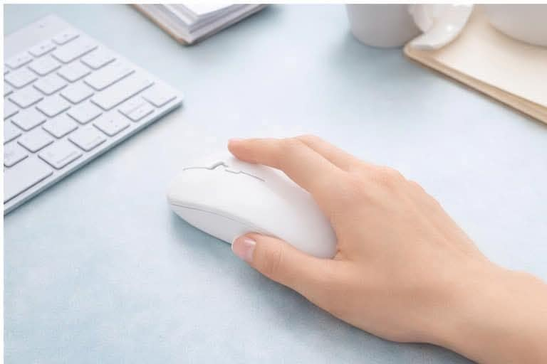 ماوس لاسلكي فائق النحافة (Ultra-Slim) 🖱️✨
مميزات الماوس:
▫️ تصميم عصري ونحيف: مريح لليد وسهل الحمل في حقيبة اللابتوب.
▪️ نقرات صامتة: وداعاً للإزعاج، مثالي للعمل في المكتب أو المكتبة.
▫️ قابل للشحن: يأتي مع كابل شحن، لا حاجة لشراء بطاريات بعد الآن.
▪️ اتصال لاسلكي قوي: يعمل بمدى يصل إلى 10 أمتار بوضوح تام.
▫️ سهولة التشغيل: فقط ركّب قطعة الاستقبال وابدأ العمل فوراً.
يتوافق مع أجهزة:
🔹 أجهزة اللابتوب (Laptop)
🔹 الحواسب المكتبية (PC)
🔹 أنظمة Windows بمختلف إصداراتها
🔹 الأجهزة اللوحية (التي تدعم USB)
📌 للحجز والاستفسار الرجاء مراسلتنا على بريد الصفحة 📮
📌 يوجد توصيل لكل المدن بإذن الله 🚢


**إذا كنت صاحب هذا الإعلان وتريد حذفه لأي سبب، رجاءا أرسل رسالة إلى الدعم الفني**