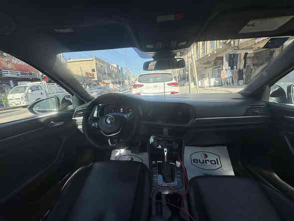 ‏( JETTA SE PLAS
-‏‎محرك 1400 TURBO 
- ماشيه 76 ميل
-‏‎كير اوتو 8 نمر 
‏‎-وضعيات القيادة ( سبورت - نورمال - ايكو - عادي )
- بانوراما
- بصمة تشغيل
- بصمة ابواب 
- قفل جام مركزي
- رادار امامي عدد 2
- رادار خلفي
- رادار جانبي
- مانع تصادم خلفي امامي
- اوتو ستارت - ستوب
- مثبت سرعة 
- نظام ترحيب
- توقف ذاتي 
- هاندبريك بصمة
- منظومة زنون بلادي
- ماسحات اوتو للامطار
- شاشه 8 انج لمس تدعم كار بلي ( ابل - اندرويد ) 
- سستم سماعات BEATS مع مضخم بعدني ماشاده
- كشنات جلد اسود
- تدفئة كشنات امامي
- تدفئه مري
- تدفئه - تبريد بيانو منفصل
- اضائة LED اوتو ليلى نهاري
- بك لايت LED
- كامرة خلفية
- سترين حرف D
- فول تحكمات ستيرن
 
⭕️صرف البانزين لتفويله تمشيك  730 كيلو

⭕️حماوه انساها 200 وتبريد وبعز الحر اذا صعدت شعرايه رجعها

⛔️ضرر موضوع في الصور  في امريكا وبل عراق باب السايق
السعر 115 $ 
لاستفسار ***********
