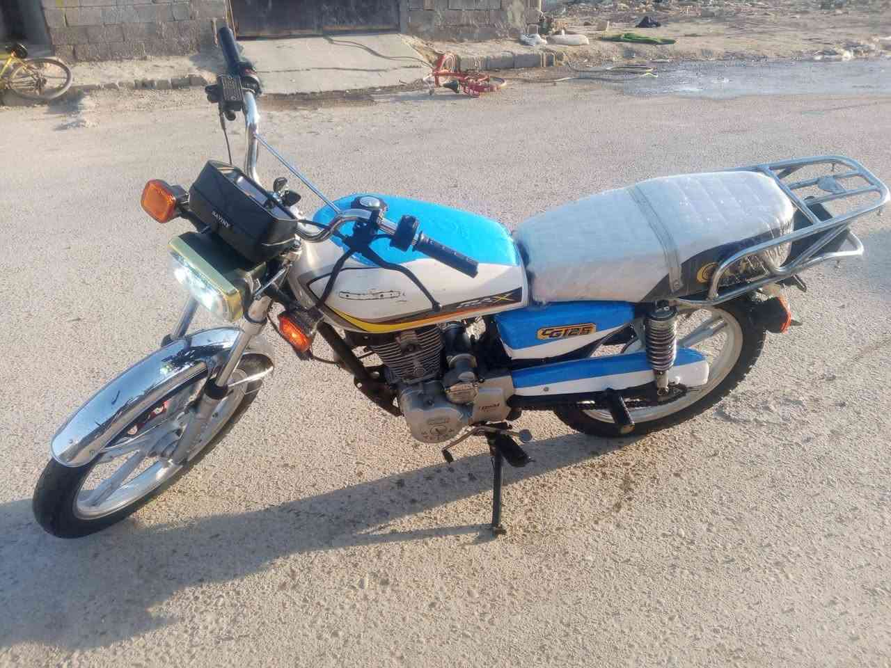 سلام عليكم دراجة سيفان محرك نضيف كهربيات كله شغاله سلف هندر  22 اوراق اصولي السعر 400 وبيها مجال 
مكان بغداد حي اور ***********
