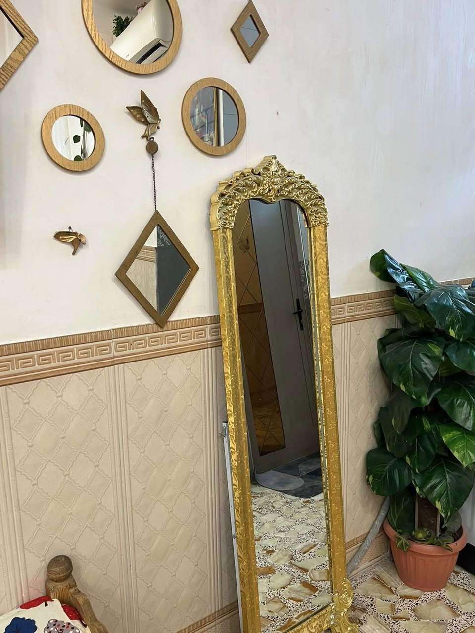 السلام عليكم بيت مساحه 125 بغداد الزعفرانيه الامانه بناء حديث يحتوي عل 4 غرف نوم و3 حمامات استقبال هول باقي تفاصيل 
***********
