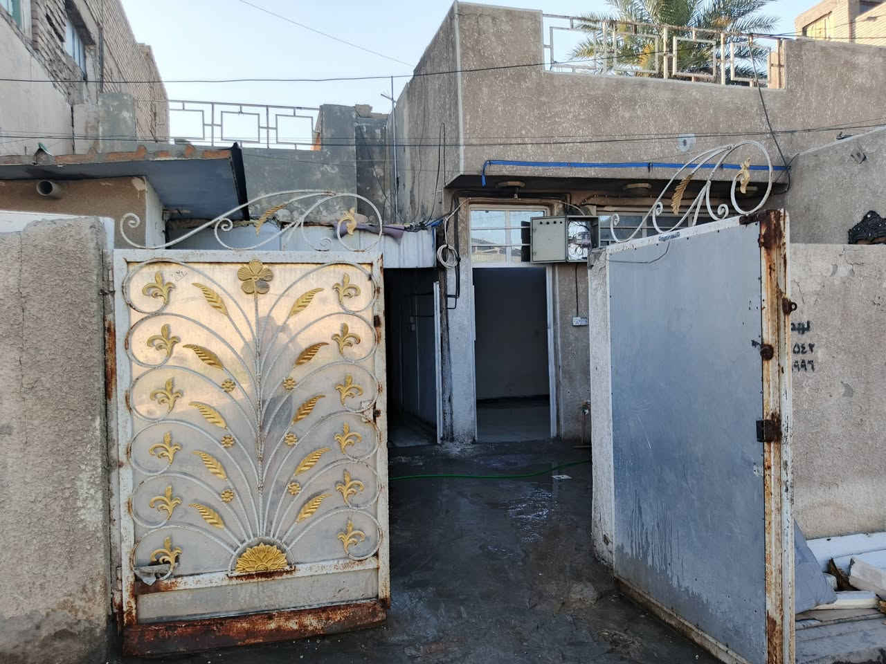 سلام عليكم عندي بيت مساحته الكليه ٢١٧ متر الموقع بلديات حي الرفاق مجاور حسن وحسين على شارع عام وتجاري ابيع ميه من عنده على الشارع تصلح عماره سكنيه أو تجاريه التوصل اتصل على الرقم ***********
