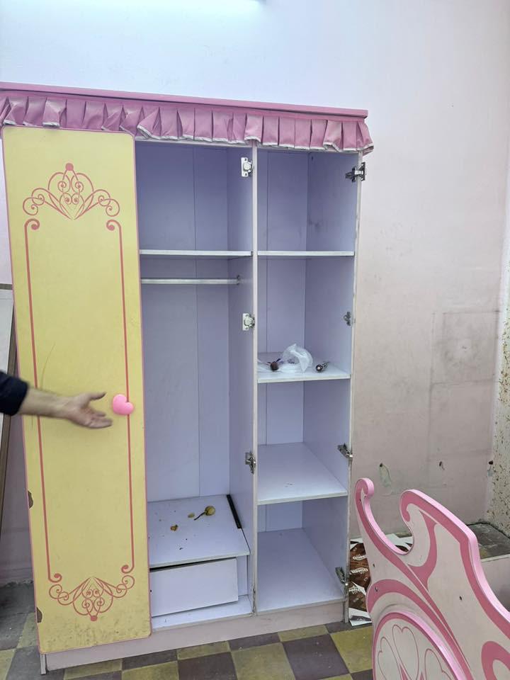 السلام عليكم غرفة نوم بناتي تركي اصلي من العالميه مستخدم نص عمر مفتوحه وجاهزه سعرهه الاصلي مع الدوشك 500$ السعر مكان الكراده السعر الحالي 150 الف مع الدوشك 
***********
