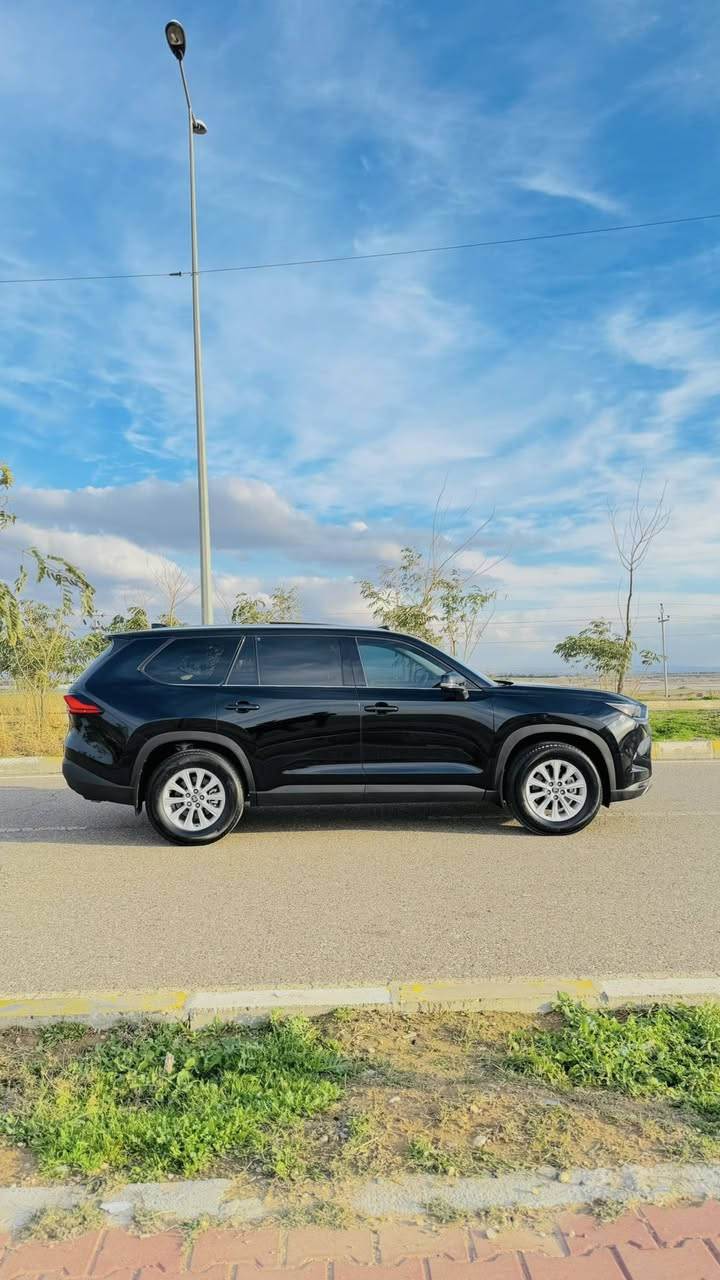 سيارة عائلية و سبعة راكب ( vip) و هايبرد ( اقتصادي) و دبل اكسل و بانوراما
.
Toyota Grand highlander 2024 
.
XLE - AWD - hybrid 
ماشیە ٢٠ الف مایل
.
• المحرك: 4 سلندر، سعة 2.5 لتر (هايبرد).
• القوة: 245 حصان.
• نظام الدفع: دفع رباعي (دبل اكسل / AWD)
.أنماط قيادة متعددة (Sport - Eco - Normal).
• المقاعد: 3 صفوف من المقاعد (تتسع لـ 7 ركاب).
.کشن vip
مقاعد جلد.
مقاعد كهربائية
تدفئة المقاعد الأمامية والخلفية.
. مقاعد الصف الثالث مرتفعة ومريحة.
صندوق خلفي كهربائي
شاشة كبيرة مقاس 12.3 إنش.
گیج دیجیتاڵ
دعم نظام كاربلاي (Apple CarPlay).
منافذ Type-C متوفرة في جميع الصفوف الثلاثة
. رادار كامل (Full Radar).
فرامل تلقائية (Auto Brake).
نظام قراءة علامات المرور
رادار المرايا الجانبية لنظام كشف النقاط العمياء (Blind Spot Monitor).
المرايا: مرايا جانبية مدفأة (Heated Mirrors).
أضواء أمامية LED.
ويل مقاس 18 إنش.

سیارة بدون صبغ بس شوي pdr من چاملغ و من صندوق شویە بارد سونار موجود اي واحد یرید ادزلە ـ رقم شاصي :
5TDACAB58RS017603
.
سعر السيارة ٣٨٠ ورقة و بي مجال بسيط 
.
***********

