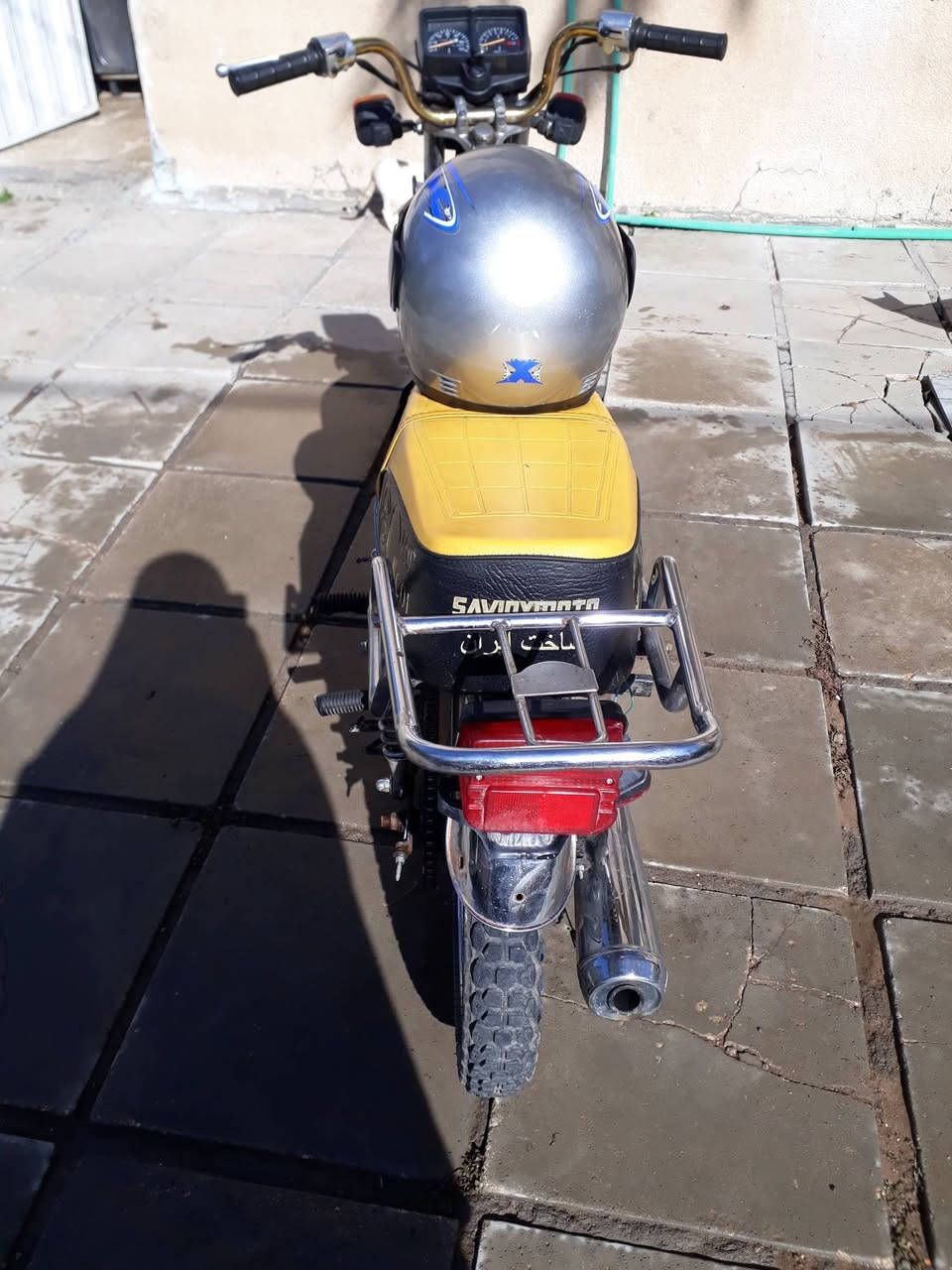 سلام عليكم 
دراجة خمسة كير.... كلك كلك 
محرك ستوته 
الاضوية شغاله امام وخلف
خوذه بيه ابطانه وشمسيه (هديه)
275وبيه مجال مكاني مشخاب
***********
