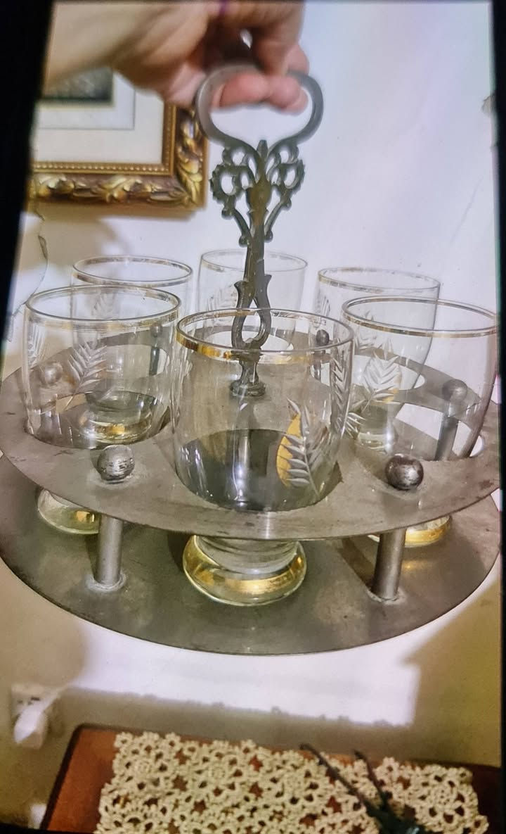 انتيكات قديمه جدا للبيع بغداد الصينيه مع الكلاصات عمرهه اكثر من ٥٠سنه ب٢٥ والدورق القطعه ب١٥ الوحدة قفل


**إذا كنت صاحب هذا الإعلان وتريد حذفه لأي سبب، رجاءا أرسل رسالة إلى الدعم الفني**