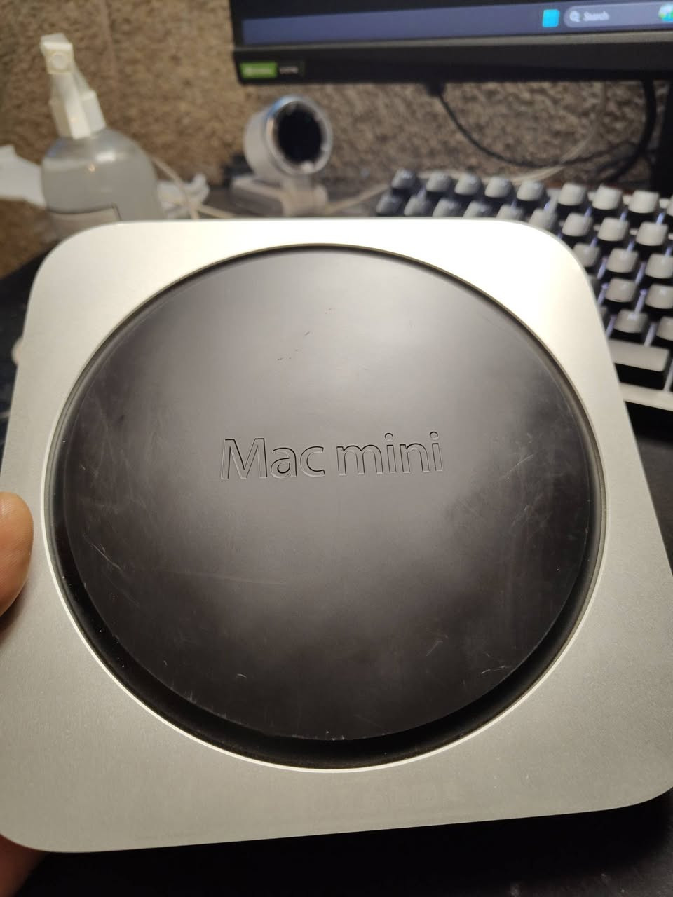 للبيع: ماك ميني (Mac Mini) نظيف جداً - مواصفات متكاملة واستقرار عالي
المواصفات الفنية:
​الموديل: Mac mini (Late 2014) - بحالة ممتازة جداً.
​المعالج: Intel Core i5.
​الرام: 4GB DDR3.
​التخزين (الهارد): 500 جيجا (500GB) - مساحة كافية جداً للتخزين.
​النظام: محدث لأحدث نسخة رسمية مستقرة macOS Monterey 12.7.6.
​الجرافيكس: يدعم دقة Full HD، ويدعم تردد 120Hz لسلاسة عالية جداً بالاستخدام.
​مميزات الجهاز:
​مثالي جداً للدراسة، أعمال المكتب، تصفح اليوتيوب، أو كـ Media Box للسينما المنزلية.
​شغال بطلاقة وبدون أي مشاكل تقنية أو تصليح سابق.
​تصميم أنيق وصغير الحجم.
​الملحقات: كيبل الطاقة الأصلي فقط (بدون كارتون).
​السعر: 180,000 دينار (وقابل للتفاوض البسيط للشراي المباشر).
المكان: بغداد - الأمين الثانية.
​للاستفسار والشراء: يرجى التواصل على الخاص


**إذا كنت صاحب هذا الإعلان وتريد حذفه لأي سبب، رجاءا أرسل رسالة إلى الدعم الفني**