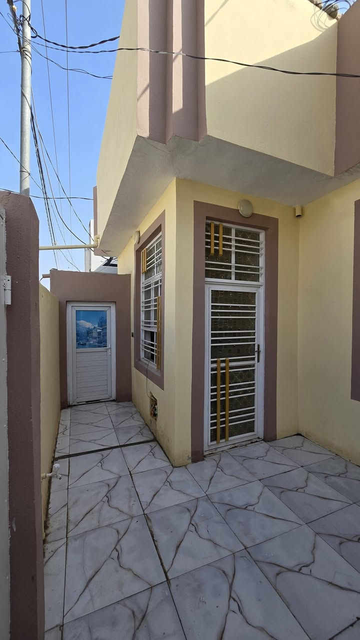 دار للبيع مساحه 150متر مربعه غرفتين  وصاله ومطبخ وستقبال صحيات خارجيه وداخليه بنيان درجه اولى صب السقف وساس كافت الخدمات ماي كهرباء مولده نترنيت العنوان مقابل قريت الغدير  النجف الشرف
 السعر 65وبي مجال طابو زراعي سند 25
***********ابومنتظر
