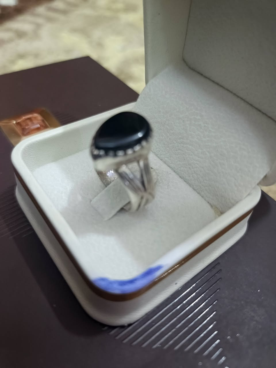 السلام عليكم خاتم متوج بحجر السلوى( تخط) السعر 50الف قياس 17 بغداد مدينة الصدر ***********  يوجد توصيل
