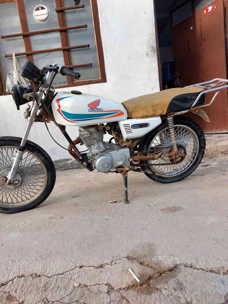 السلام عليكم دراجه ايراني اربعه كير نامه برو ٢٠١٧ تجفيت جديد دبلات اماميه وخلفية تبديل جديد جدر بانزين جديد كهربائياتها شغاله  .. مكاني بهرز .السعر ٢٢٥ وبيها مجال ***********
