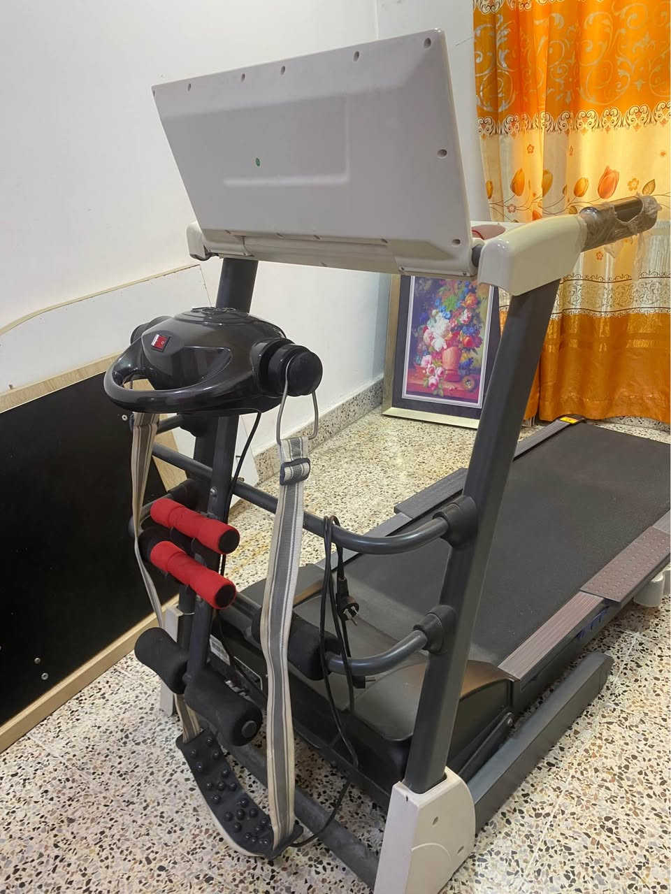 🚨 فرصة لعشاق الرياضة والرشاقة المنزلية🚨
للبيع جهاز ركض كهربائي (Treadmill) من الماركة المعروفة IUBU، بحالة جيدة الجهاز يمثل صالة رياضية مصغرة متكاملة في البيت ومثالي جداً لحرق الدهون واللياقة البدنية.

 4 تمارين في جهاز واحد متعدد الوظائف لا يقتصر على المشي والركض فقط، بل يحتوي على جهاز مساج كهربائي خاص بحزام (لتفكيك الدهون ومساج الظهر والبطن) بالإضافة إلى مقابض مدمجة لتمارين البطن والضغط.
 شاشة ديجيتال متطورة: تعرض لك كافة تفاصيل التمرين بدقة (السرعة، الوقت، المسافة، السعرات الحرارية المحروقة، ونبضات القلب).
 لوحة تحكم ذكية: تحتوي على برامج تشغيل وتدريب متعددة تناسب جميع المستويات، ومفاتيح سريعة للتحكم بالسرعة.
 أمان عالي: مزود بمفتاح الأمان الأحمر للفصل الفوري عند الطوارئ لحماية المستخدم.
 الماطور قوي ويتحمل الأوزان العالية
السعر 300 الف وبي مجال 
العنوان الموصل موصل, نينوى


**إذا كنت صاحب هذا الإعلان وتريد حذفه لأي سبب، رجاءا أرسل رسالة إلى الدعم الفني**