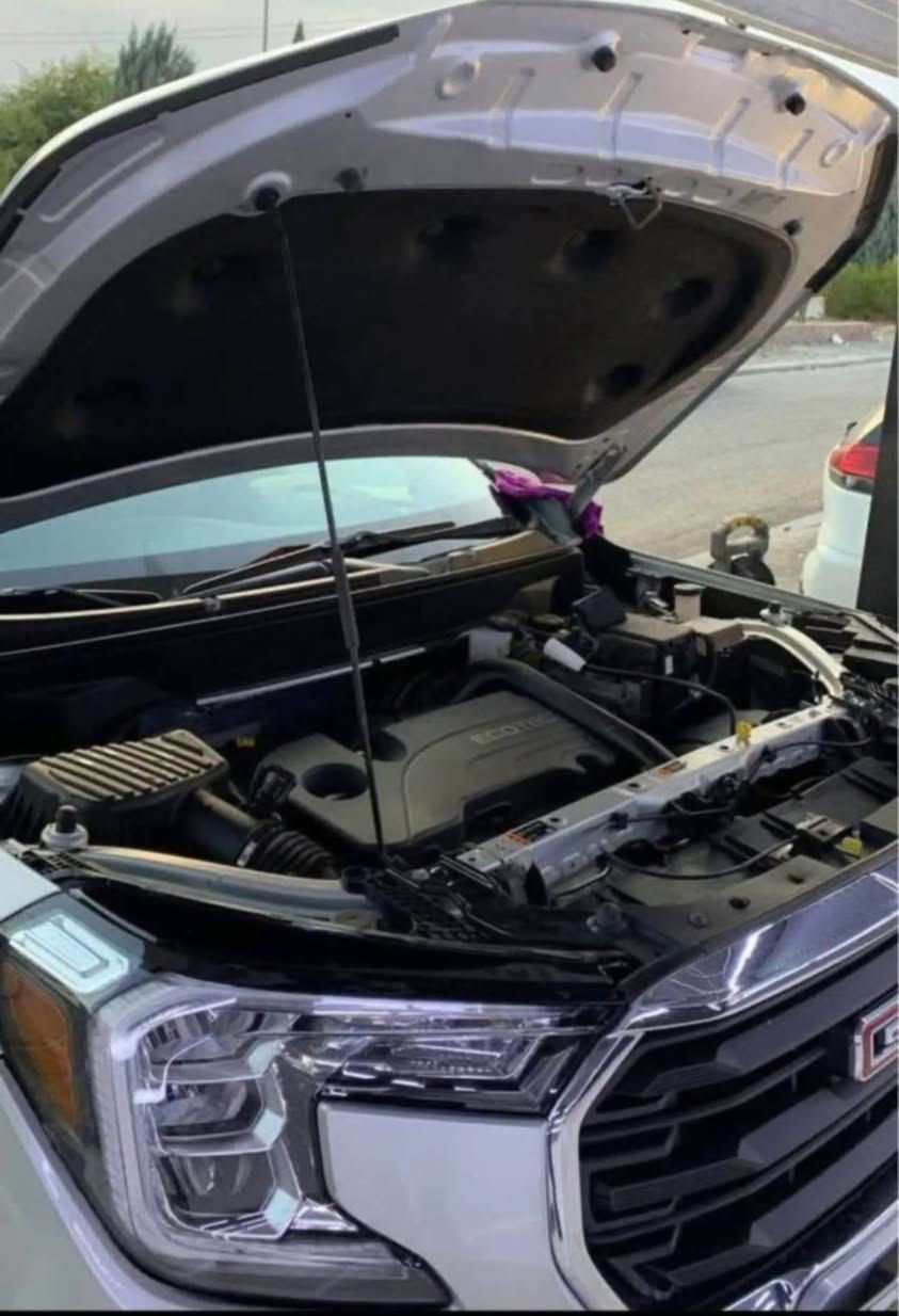 تایبەتمەندیەکانی ئۆتۆمبێڵ:

​مۆدێل و جۆر: GMC Terrain 2022 SLE
دۆخی ڕۆشتوو:115000km
​سیستەمی پاڵنەر: 4WD (دەبڵ ئەکسل)

​سەقف: پانۆراما

​ناوەوە: کوشنی جلد، کوشنی کارەبایی، لەگەڵ سیستەمی حەساسی کوشن.

​سیستەمی گەرمی (هیتەر): کوشنی سایەق و دانیشتووی پێشەوە (سکن) هیتەرە.

​گێڕ: پیانۆ (دوگمەی نوێ)

​سندوق: شەفت

​سیستەمی شۆفێری و سەلامەتی: 

​خەتی جادە (قیادەی زاتی - پاراستنی هێڵی شەقام)

​ڕاداری پێش و دوا

​سیستەمی ئۆتۆ ستۆپ (Auto Stop) بۆ کەمکردنەوەی سەرفکردنی بەنزین

​لایتەکان: لید (LED) بیلادی

​دۆخی ئێرباگ (پەرەشوت): تەنها پەرەشوتی شانەکان تەقیوە (باقی شوێنەکانی ساغە).

​بزوێنەر: 4 پستۆن تۆربۆ (بەهێز و ئابووری).

​تەکنەلۆجیا: شاشەی لەمس گەورە (Apple CarPlay و Android Auto)، بەسمە، بل thingsوتووز و دەرچەی شەحنی خێرا.

زانیاری زیاتر📝: 
دوو دەرگای سایەقی، دەرگایەکی سەکنی سبوغە، لەگەڵ بستێک سەقفی.  

📌 ناونیشان: هەولێر
📞ژمارەی تەلەفۆن: *********** أربيل, العراق
