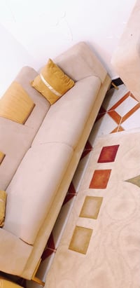 قطعتين  كبار  وقطعه وسط وكراسي ثنين يعني مال 10 اشخاص 07746298678