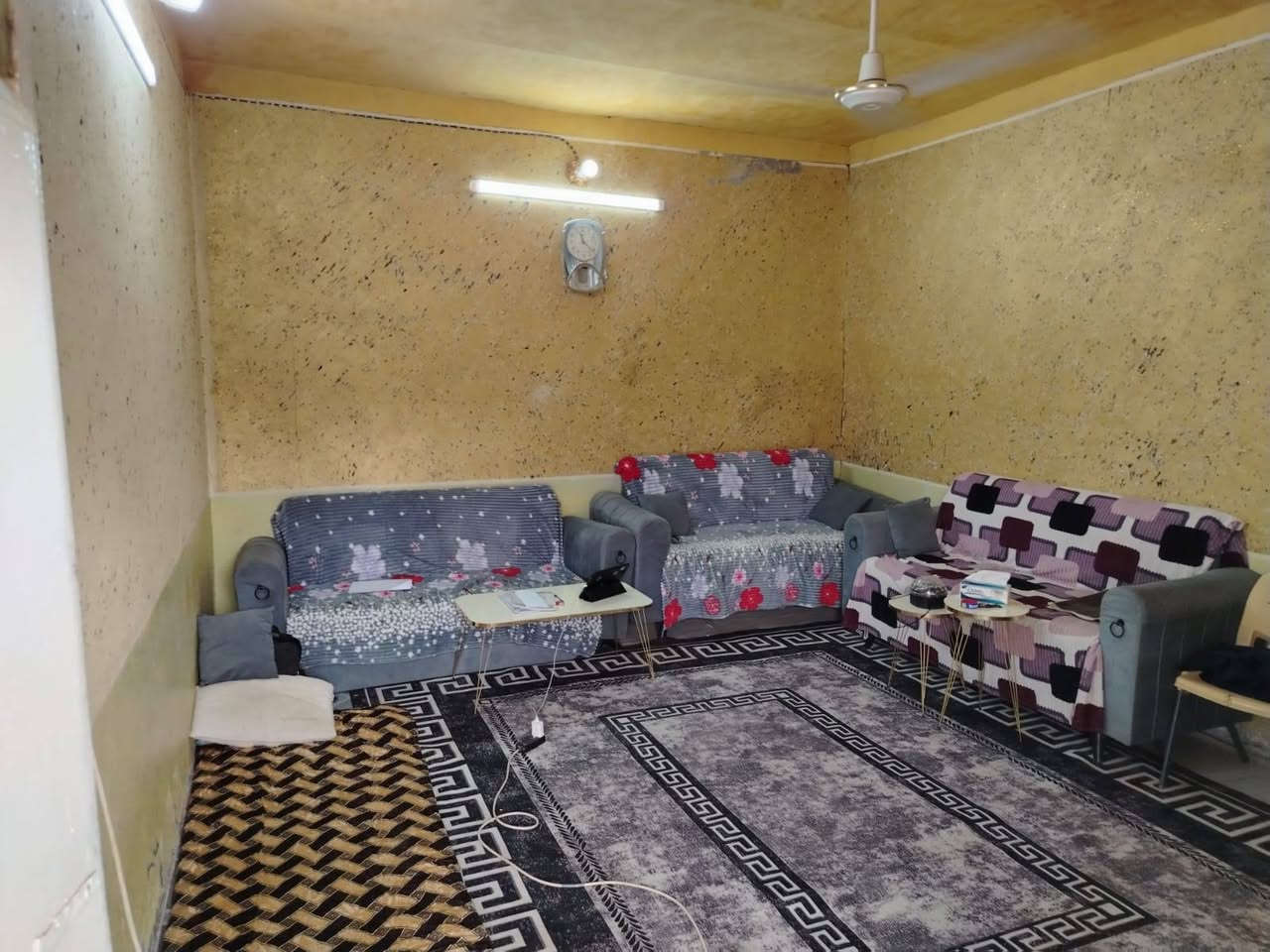 السلام عليكم
بيت للبيع
يحتوي على ٣ غرف نوم
صاله + استقبال + وصحيات خارجيه + مطبخ
مساحه البيت 265

في منطقه تاجيه 
سعر ١٨ مليون
اي ستفسار

***********
***********
