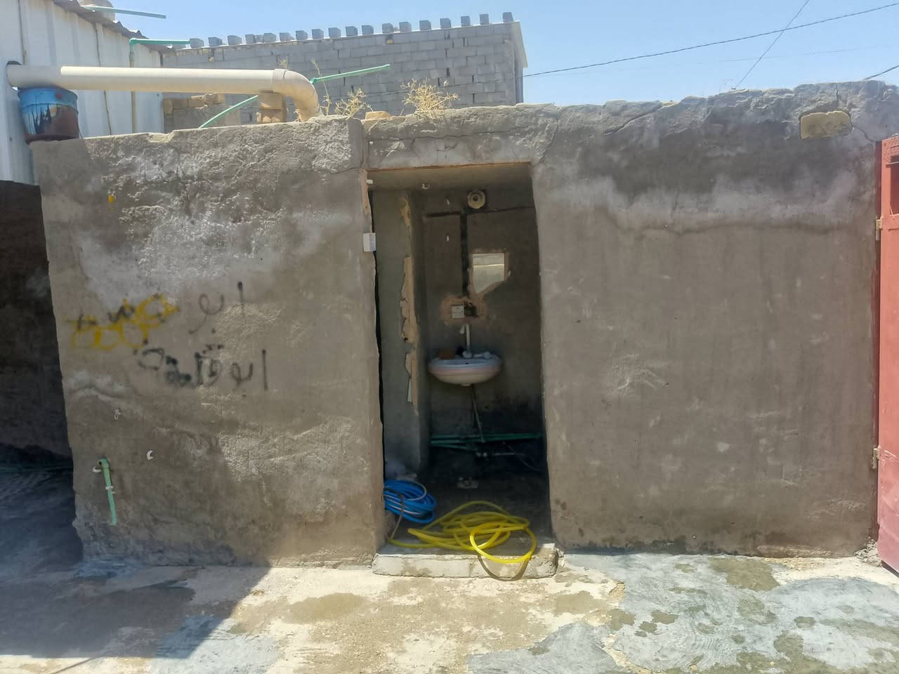 سلام عليكم بيت الإيجار المكان حي الحكيم مقابيل المخازن من جهه الكورنيش ***********
