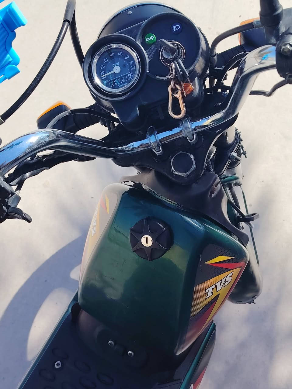 دراجة TVS xl100 دراجة جديدة على وضع شركة مكينه شرط داخلها اصفر كهربائيات محد ماد ايدة عليها موديل 2024 على ايدي و مثل ما واضحة بالصور نضافتها زوج ويل كب مو سيم و تايرات جدد شادهن السعر 1.300 و بيها مجال هي والصندوك و انطيك وياها خوذة اصلية اذا متريد الصندوك السعر اقل و انطيك كشنها الخلفي 
*********** متواجد على النت و اذا تريد اتصال
