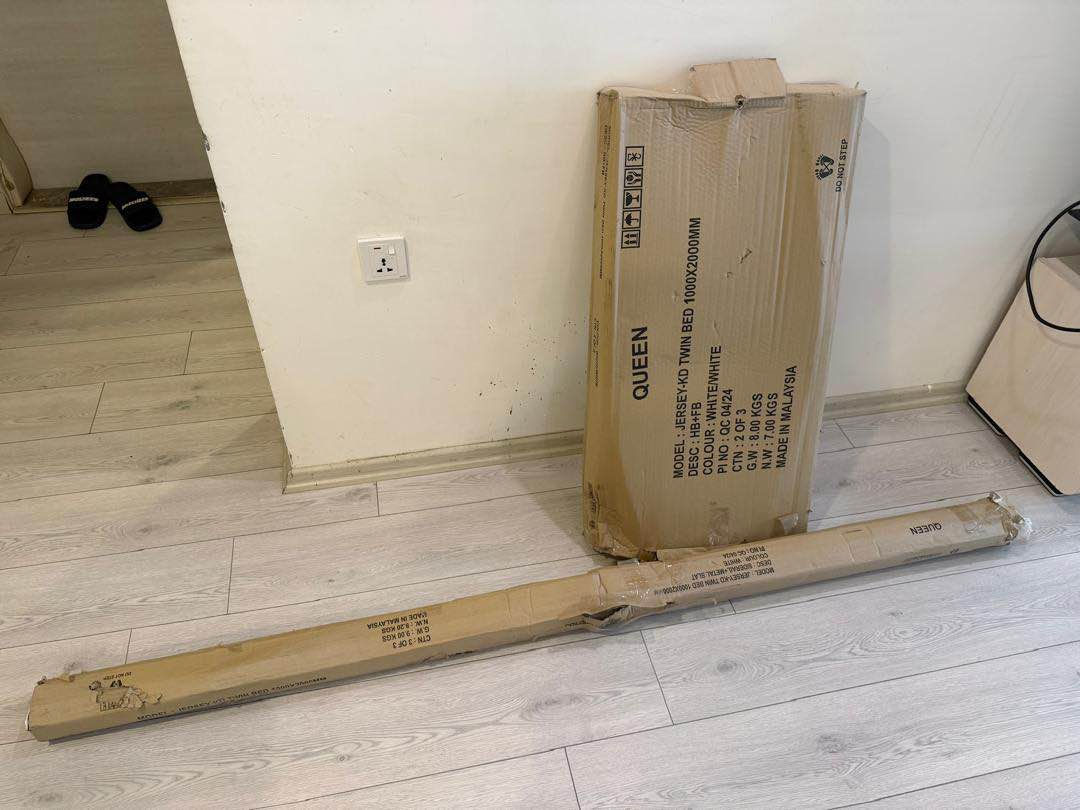 سرير للبيع صناعة ماليزية استخدام شهر واحد 
السعر 100,000 معاه مرتبة ومخدة هدية
للتواصل ***********

‎جێگای نووستن بۆ فرۆشتن، دروستکراوی مالیزیایی، بۆ ماوەی یەک مانگ بەکار دەهێنرێت.  
‎نرخی 100,000، لەگەڵ دۆشەک و سەرینێک وەک دیاری دێت.  
‎پەیوەندی: ***********

Bed for sale, Malaysian made, used for one month. 
Price 100,000, comes with a mattress and a pillow as a gift.
Contact: *********** أربيل, العراق
