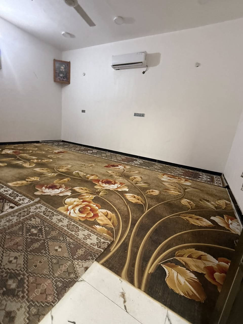 دار زراعي للبيع مساحه ٢٠٠م في منطقة الصخيين شارع المهندس ثاني فرع يبعد عن شارع ٨٠متر مربع الشارع كله نظامي وبيوت طابقين (حي جامعة ذي قار)
بناء درجه اولى طابوق كونكريت وأساس صب 
يتكون من غرفتين٥*٤ وصاله٧*٤ واستقبال ٨*٤ومطبخ حار وبارد وصحيات داخليه وخارجيه وكراج وستاره ارتفاع ٢متر وسطح شتايكر بيت جديد ونضيف واجهه ملبوخه وجاهزه 
الخدمات ماء وكهرباء ومجاري وشارع١٠م
 السعر
التواصل معنا 
على صفحة الفيس بوك ( الامل للعقار) 
او الاتصال على الرقم التالي*********** 
***********
للمزيد من العروض على الفيس بك 
https://www.facebook.com/profile.php?id=100087963616783&mibextid=2JQ9oc

للمزيد من العروض على حسابنا التيليجرام (الامل للعقار)
https://t.me/ameralkabe

للمزيد من العروض على حسابنا الواتساب (الامل للعقار)
https://chat.whatsapp.com/
