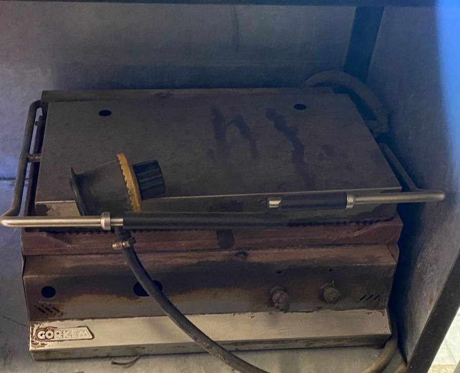 السلام عليكم رجاءآ قبل متتصل اقرأ المنشور ..العنوان فلوجه للاتصال *********** 
شوايه مزدوجه سعرها ٥٥٠
كابسة صاج ١٠٠
ميز كاشير ١٠٠
رف ١٥٠
بسطه سل ستيل ٣٠٠
