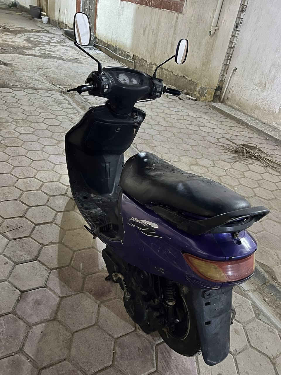 السلام عليكم دراجه فراشه شغاله وتمشي ما بيها اي شي بس اني ابيع كوم حديد السعر 200 وبيها مجال مكان كربلاء حي العباس شراي تصل ***********
