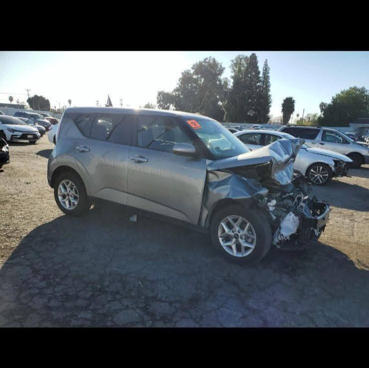 اللهم صل على محمد وآل محمد 
كيا صول 2023 LXS
ماشيه 24 mi
حادث تبديل قطعتين بدون شواصي موجوده الصور اسفل المنشور تصليح درجه اولى
خير من الله السياره 
***********
مكان السيارة بغداد 
مرقم بغداد كامل مداور ثاني يوم 
السعر بلاش  125$🔥
