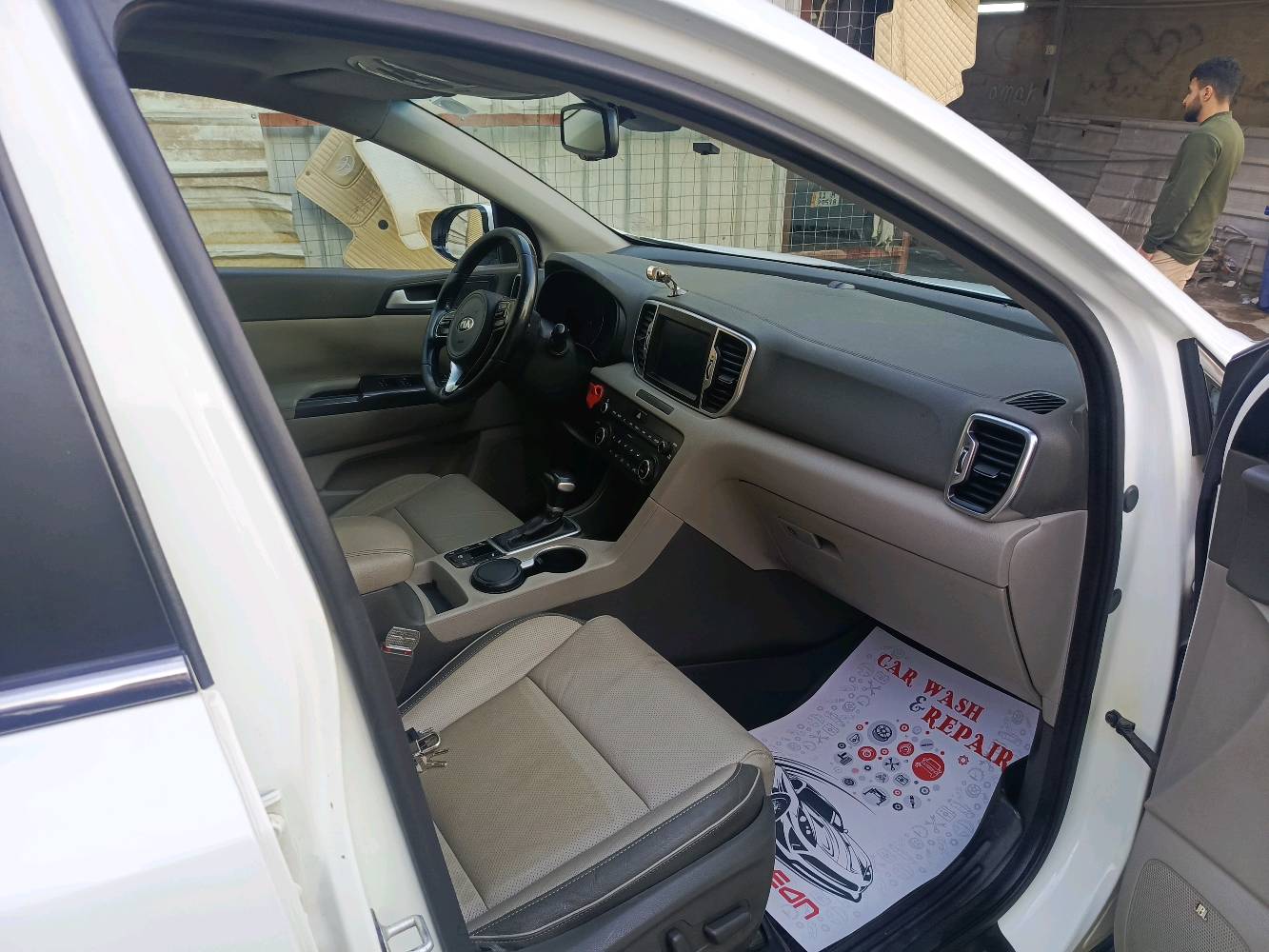 السلام عليكم
سبورتج 2018 خليجي
محرك GDI 2.4 AWD
فول مواصفات
مواصفات الجيتي لاين  بس بدون صندوك الكهرباء والتبريد بلكشنات
  غرفتها نضيفه بلادي جانت مغلفه من اول يوم كشنات سبورت حضن لونين جلد مخرم
حداديتها جديده تايراتها نص عمر بطاريه جديده
دسكات دبل لنك جديده يعني السياره مناقصها شي حتى حمام متحتاج
دهن كير جديد تم تبديله على ضوء الكتلوك بعد ماعبرت ال 120 الف كيلو
بلاديه على وضع الشركه لا مبدل بيها شي ولا عاطل  بيها  شي ولا مبرمجه 
السياره اخذتها زيرو بسنتها وعلى ايدي ومكفوله من كلشي الا من رصعات على الجانب الايسر تتصلح بارد او بي دي ار اني ممشتغلها مخليها على وضعها
ماشيه 127 الف كيلو

   متواجد بغداد بحي الجهاد وحي الحسين والسيديه
رقمي *********** ومتوفر واتس اب
السياره عارضها 185  وبيها مجال ان شاء الله
