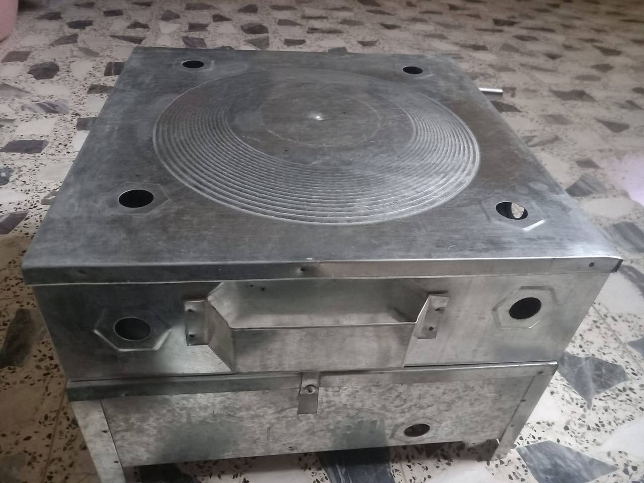 غراض للبيع مكاني بغداد الامين الثانية سكينة شارع مكاتب ***********
